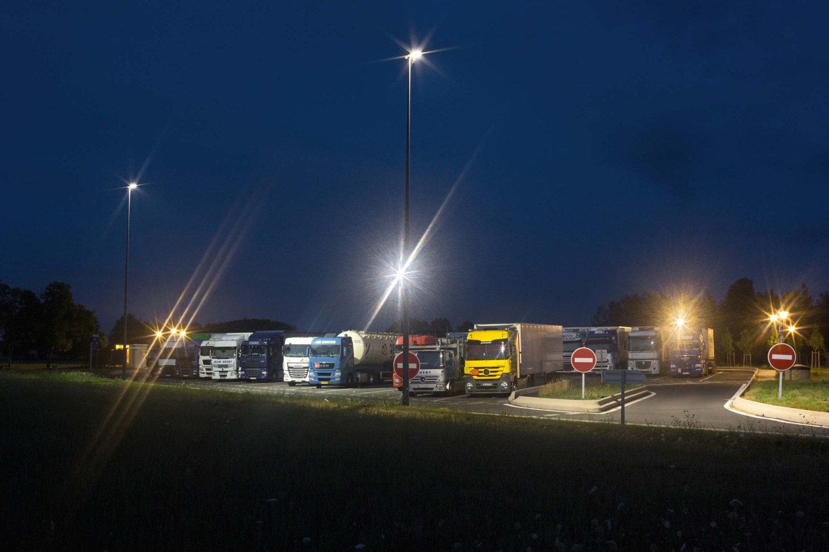 Nachts sind keineswegs alle Laster grau: Mit seinen gelb lackierten Kunststoffteilen strahlt das Fahrerhaus im Dunkeln. ©Toby Binder